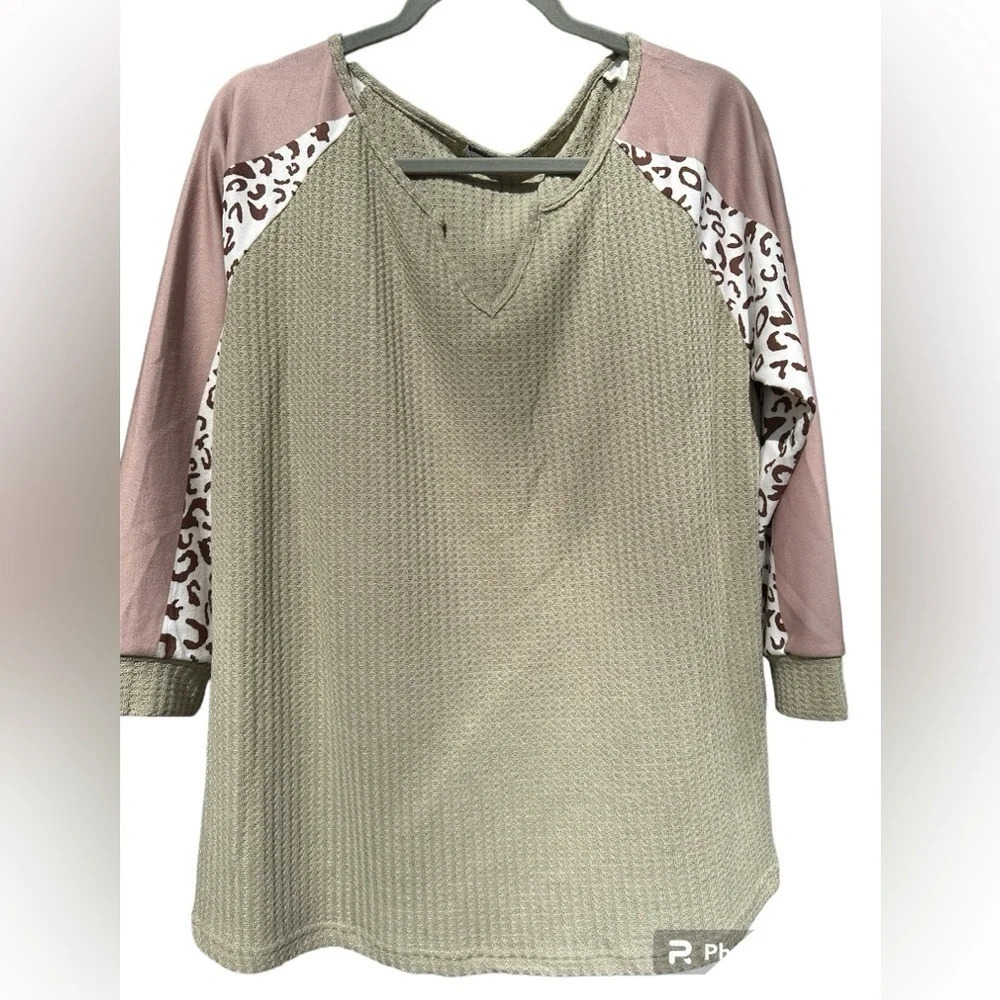 Leopard Sage Green Waffle V-neck Long Sleeve Top Size Large Casual